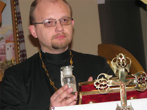 Отец Владимир Ждан показывает прах священномученника