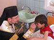 Епископ Богдан Дзюрах благословляет больного ребенка