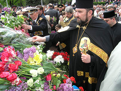 Владыка Василий возлагает цветы к памятнику Неизвестному Моряку
